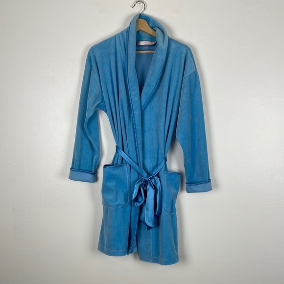 Victoria's Secret cozy 2 pocket soft short robe with attached belt Size Medium - Picture 1 of 10